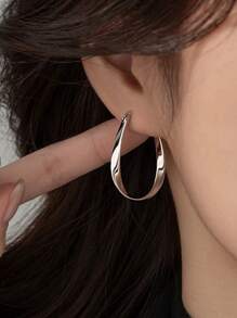 1 paire de boucles d'oreilles géométriques ovales asymétriques Moebius à la mode, boucles d'oreilles délicates minimalistes élégantes de luxe haut de gamme pour les dames pour le quotidien, les fêtes, les rendez-vous, le plein air