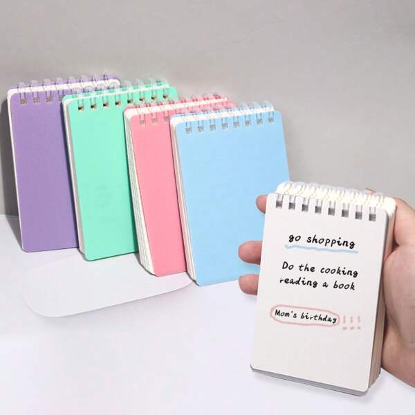 Un mini-cahier portable à spirale A7 avec de multiples pages intérieures au choix, un cahier portable à emporter avec vous, un excellent compagnon pour les journaux intimes et les relevés de vie, et un grand assistant pour les notes de classe et les devoirs quotidiens des étudiants, fournitures scolaires, rentrée des classes