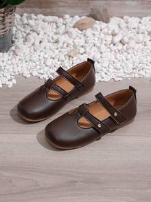 1 Pair Brown T-Strap Flat Shoes For Girls, PU Material With Adjustable Double Hook And Loop Design, Round Toe, TPR Non-Slip Sole, Lightweight And Comfortable Ballet Flats, Suitable For Students Aged 5-14 Years Old, Suitable For School, Activities, Performance And Indoor/Outdoor Daily Wear