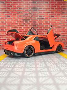 ESCBBXX Un modelo de coche de carreras simulado, con una carrocería hecha de aleación de cinc. Las dos puertas se pueden abrir, y también se pueden abrir el capó delantero y la puerta del maletero. Es un coche de juguete para niños con funciones simuladas de sonido y iluminación. El modelo del coche es rico en detalles, de acabado exquisito y de buena calidad. Es adecuado para la colección y se puede regalar como regalo de cumpleaños a los niños.