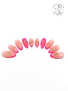 10片纯手工制作的按压式美甲贴，美甲用品，美甲贴纸，沙滩必备，25毫米长，粉色、白色等多种颜色，手绘红色花苞枝条，手绘红色花朵，红白圆点，黑色斑点装饰。春夏风格，可爱美甲贴纸。