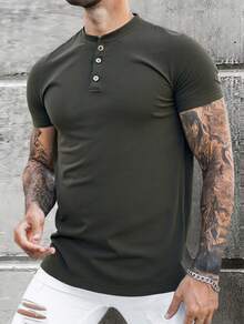 Playera Henley para Hombre de Estilo Casual y Urbano con Diseño de Botones Frontales, Corte Slim Fit que Resalta la Figura Masculina, Ideal para Looks Modernos, Juveniles y Versátiles, Perfecta para Combinar con Jeans, Joggers o Pantalones Casual, Prenda Básica e Imprescindible para el Día a Día, Estilo Minimalista y Atemporal para Primavera, Verano, Otoño e Invierno, Apta para Oficina, Citas, Salidas con Amigos, Vacaciones o Uso Diario, Streetwear y Estilo Relajado para Hombres que Buscan Comodidad sin Perder Estilo, Moda Masculina Actualizada para Toda Ocasión  Liso  Casual-Básico  Algodón    Playera Henley      Primavera - Verano - Negro - Ver 2