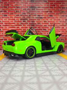 ESCBBXX Un modelo de coche de carreras simulado, con una carrocería hecha de aleación de cinc. Las dos puertas se pueden abrir, y también se pueden abrir el capó delantero y la puerta del maletero. Es un coche de juguete para niños con funciones simuladas de sonido y iluminación. El modelo del coche es rico en detalles, de acabado exquisito y de buena calidad. Es adecuado para la colección y se puede regalar como regalo de cumpleaños a los niños.