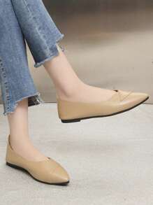 Nouvelles chaussures de travail confortables à talons épais pour dames, style rétro britannique pour femmes d'âge moyen et âgées, convenant au printemps et à l'automne