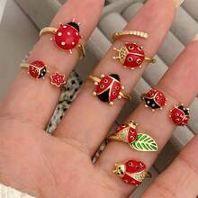 Anelli aperti a forma di simpatici coccinelle rosse in stili assortiti, anelli adorabili da donna adatti per uso quotidiano o come regali per festival