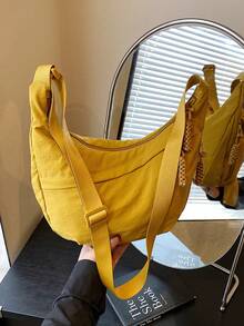 Chiếc túi đeo vai chống thấm nước màu vàng thời trang này được làm từ nylon, có thiết kế tối giản và giản dị theo phong cách sinh viên, với quai đeo rộng, nhiều khóa kéo, phù hợp cho sinh viên, đi mua sắm, sử dụng hàng ngày và cũng là một chiếc túi đeo vai tuyệt vời dành cho học sinh. - Màu vàng - Xem 5