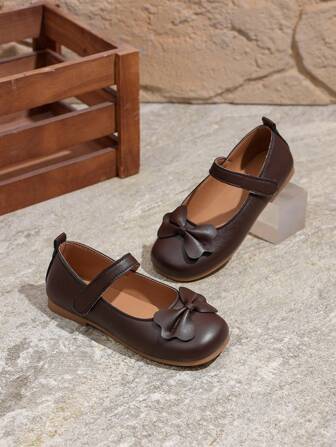 1 双女童棕色平底鞋，PU 可调节钩环扣，圆头，TPR 防滑鞋底，舒适，蝴蝶结装饰，纯色，时尚芭蕾平底鞋，适合 5-14 岁女孩，适合上学、节庆、室内/室外穿着，夏季和秋季