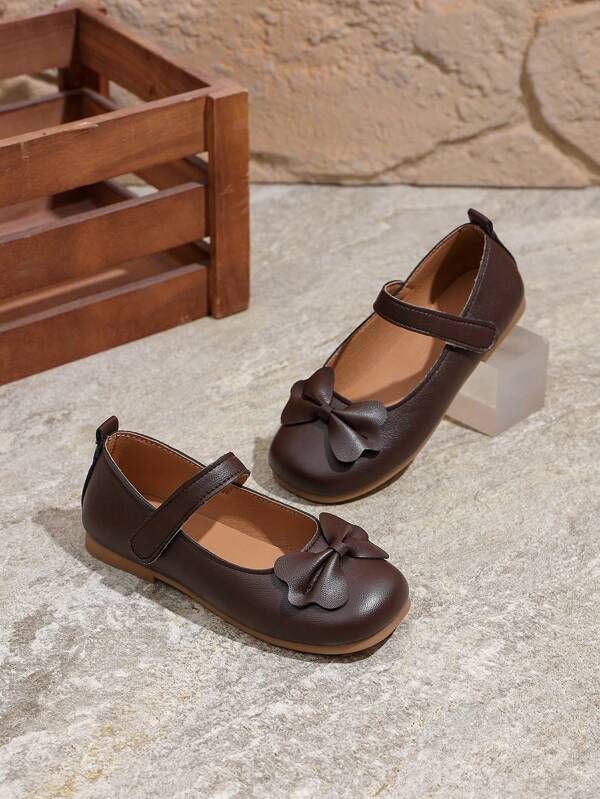 1 par de zapatos planos marrones para niñas, con cierre de gancho y bucle ajustable en PU, punta redonda, suela antideslizante de TPR, cómodos, con lazo decorativo, unicolor, bailarinas de moda, adecuados para niñas de 5 a 14 años, para la escuela, fiestas, uso interior/exterior, verano y otoño