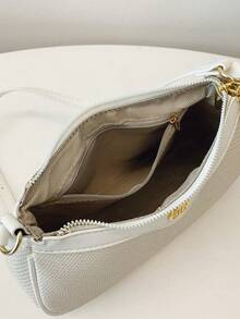 经典百搭纯色PU防水面料单肩包，金属扣装饰，腋下法棍包款式，全身印花设计，适合购物、通勤、聚会等各种场合。