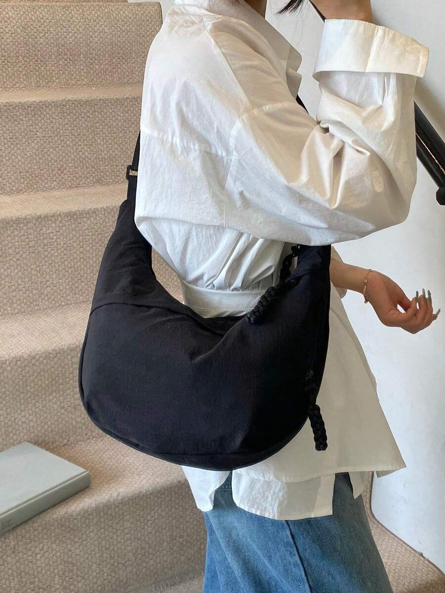 حقيبة كتف صفراء من النايلون عصرية ومقاومة للماء، بتصميم بسيط وكاجوال مناسب للدراسة والتسوق والاستخدام اليومي، له حزام عريض وتصميم سحاب متعدد، حقيبة كتف مناسبة للمدرسة