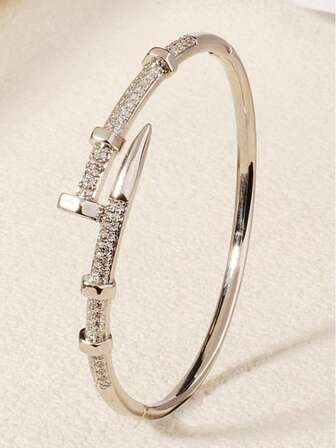 1 pièce Élégante bracelet d'ongles à boucle, bracelet en cuivre incrusté de cubiques de zircone, design haut de gamme en forme de bracelet ouvert. Convient comme cadeau pour les vacances