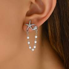 1 paire de délicates boucles d'oreilles fraîches pour femmes avec un nombre aléatoire d'étoiles et de perles de coquillages en faux perles. Boucles d'oreilles polyvalentes de conception unique, convenant pour les fêtes, les cadeaux et le port quotidien