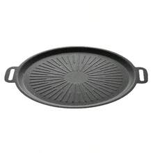 一個黑色的多功能韓國鐵製煎鍋，露營必備，不沾圓形燒烤鍋，電磁爐相容，家用和戶外露營便攜式燒烤盤，耐用炊具， 適合燒烤、早餐等，戶外烹飪工具 | 圓形烤盤 | 不沾表面，露營卡式爐鐵板燒烤，不沾鍋，烤肉，一鍋多用