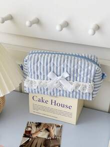 1 件粉色和蓝色条纹/熊/花朵/蝴蝶结甜心蕾丝绗缝化妆收纳包高颜值甜美清新 Ins 风格学生女生手提包旅行收纳包洗漱包大容量学生通用笔袋可存放化妆品、护肤品、笔、手机、零钱、钥匙、珠宝等生日礼物、返校礼物、周年纪念礼物度假旅行必需品暑假学校用品包女士旅行包化妆包 - 彩色 - 查看 19