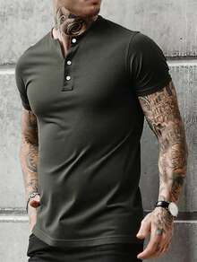 Playera Henley para Hombre de Estilo Casual y Urbano con Diseño de Botones Frontales, Corte Slim Fit que Resalta la Figura Masculina, Ideal para Looks Modernos, Juveniles y Versátiles, Perfecta para Combinar con Jeans, Joggers o Pantalones Casual, Prenda Básica e Imprescindible para el Día a Día, Estilo Minimalista y Atemporal para Primavera, Verano, Otoño e Invierno, Apta para Oficina, Citas, Salidas con Amigos, Vacaciones o Uso Diario, Streetwear y Estilo Relajado para Hombres que Buscan Comodidad sin Perder Estilo, Moda Masculina Actualizada para Toda Ocasión  Liso  Casual-Básico  Algodón    Playera Henley      Primavera - Verano - Negro - Ver 1