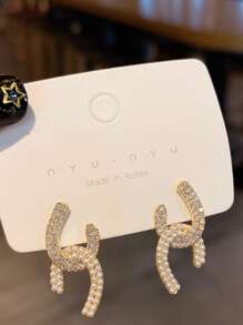 1 par de aretes de acero inoxidable con forma de C cruzada - Joyería minimalista hipoalergénica para mujeres