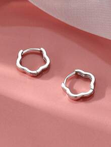 2pcs Luxury Elegant Niche Design Tiny Flower Hoop Earrings - Silver - View 5