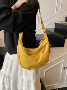 Chiếc túi đeo vai chống thấm nước màu vàng thời trang này được làm từ nylon, có thiết kế tối giản và giản dị theo phong cách sinh viên, với quai đeo rộng, nhiều khóa kéo, phù hợp cho sinh viên, đi mua sắm, sử dụng hàng ngày và cũng là một chiếc túi đeo vai tuyệt vời dành cho học sinh. - Màu vàng - Xem 2