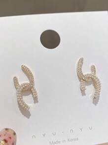1 par de aretes de acero inoxidable con forma de C cruzada - Joyería minimalista hipoalergénica para mujeres