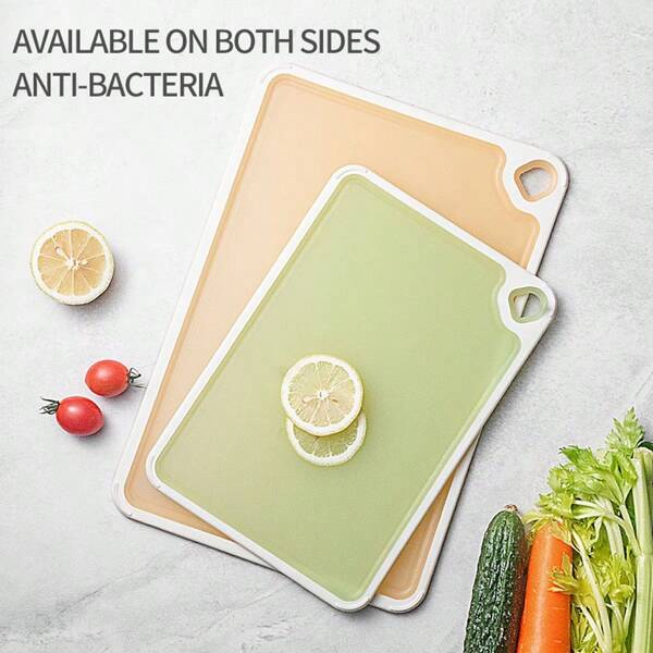 Uma tábua de corte verde transparente, leve e fácil de limpar, para uso doméstico como tábua de corte para vegetais e frutas.