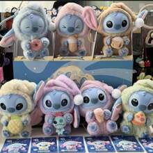 Disney 1 pieza Figura de resina Lilo y Stitch en caja ciega para colgar en la mochila, decoración de escritorio de dibujos animados divertidos y lindos, artículo coleccionable, juego para fiestas, favor de fiesta de cumpleaños, decoración de escritorio para ceremonias de graduación, bodas y oficinas, regalo ideal para vacaciones