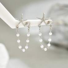 1 paire de délicates boucles d'oreilles fraîches pour femmes avec un nombre aléatoire d'étoiles et de perles de coquillages en faux perles. Boucles d'oreilles polyvalentes de conception unique, convenant pour les fêtes, les cadeaux et le port quotidien