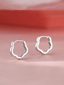 2pcs Luxury Elegant Niche Design Tiny Flower Hoop Earrings - Silver - View 1