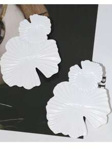 1 par de brincos de metal geométricos florais pintados de branco, delicados, versáteis e exagerados, adequados para festas e uso diário