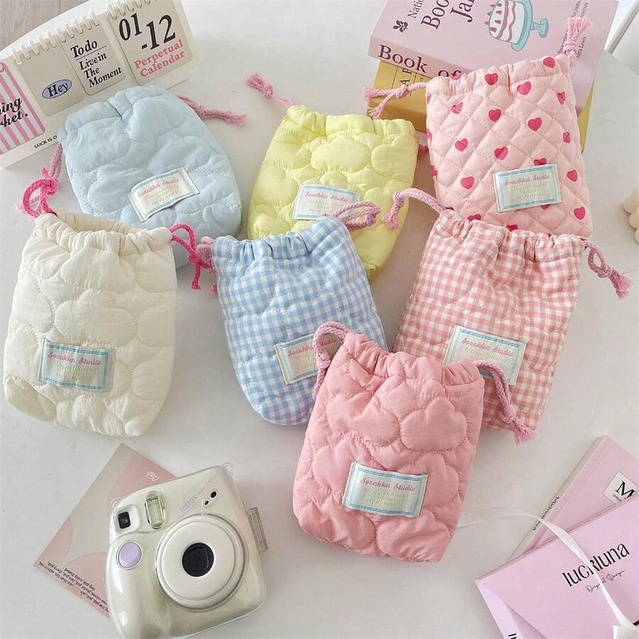 1个可爱绗缝相机包，CCD收纳包，相机包，柔软材质，防摔防尘，小巧便携，适合存放黑卡相机，简约便携，防摔防刮，多用途户外使用，相机配件旅行必备，邮轮必备，宿舍必备，生日礼物，伴娘礼物，母亲节礼物，教师节礼物，情人节礼物