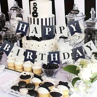 Striscione per il compleanno a tema calcio - Decorazioni in bianco e nero per feste di compleanno sportive di bambini e bambine, con bandierine a coda di rondine, in carta resistente, per feste di compleanno a tema calcio, senza bisogno di elettricità, decorazioni per il compleanno | Decorazioni a tema calcio | Decorazioni per cupcake, decorazioni per il compleanno