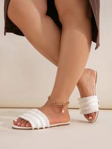 Sandalias planas de estilo boho y vacacional para mujer de talla grande, con ajuste ancho de piel sintética blanca y tela, decoradas con pompones y flecos, con longitud y cantidad aleatoria de pompones - Blanco - Ver 1