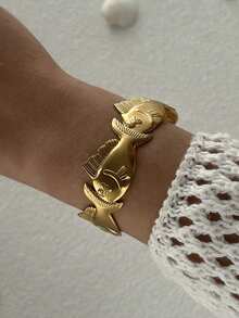 1 件时尚波西米亚风格百搭不锈钢手链，多元素可堆叠设计，带有花卉纹理和海星、贝壳等金属时尚装饰，适合海滩度假和日常佩戴，是馈赠佳品