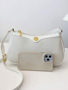 经典百搭纯色PU防水面料单肩包，金属扣装饰，腋下法棍包款式，全身印花设计，适合购物、通勤、聚会等各种场合。