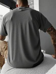 Playera para Hombre con Estilo Streetwear Moderno, Diseño Casual Juvenil de Corte Regular, Estampado Frontal Tipográfico, Detalles de Bloques de Color Contrastantes en los Hombros, Cuello Redondo y Manga Corta, Ideal para Looks Urbanos, Moda Diaria y Outfit Deportivo  Otoño  Primavera  Primavera/Otoño  Invierno  Verano  Todo  Primavera/Verano  Primavera/Verano/Otoño  Otoño/Invierno    suelto - Gris - Ver 3
