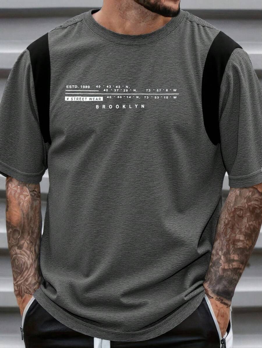 Playera para Hombre con Estilo Streetwear Moderno, Diseño Casual Juvenil de Corte Regular, Estampado Frontal Tipográfico, Detalles de Bloques de Color Contrastantes en los Hombros, Cuello Redondo y Manga Corta, Ideal para Looks Urbanos, Moda Diaria y Outfit Deportivo Otoño Primavera Primavera/Otoño Invierno Verano Todo Primavera/Verano Primavera/Verano/Otoño Otoño/Invierno suelto - Gris - Ver 1