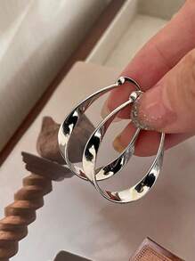 1 paire de boucles d'oreilles géométriques ovales asymétriques Moebius à la mode, boucles d'oreilles délicates minimalistes élégantes de luxe haut de gamme pour les dames pour le quotidien, les fêtes, les rendez-vous, le plein air
