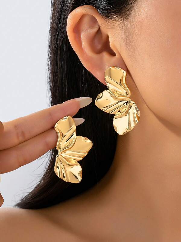 1 par de pendientes asimétricos de metal con flores y acabado liso plisado para mujeres