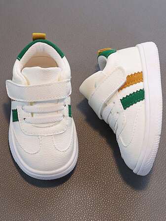 新款春秋时尚钩环设计休闲小白运动鞋，适合幼儿穿着舒适，防滑 TPR 软底，防水皮革鞋面，保护性封闭式鞋头，适合 1-4 岁男孩和女孩室内/室外