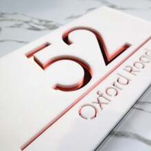 1 pieza Placa personalizada de número de casa acrílica moderna de doble capa con grabado 3D - Letrero de dirección exterior, diseño elegante, montaje en superficie, sin necesidad de electricidad, decoración del hogar, ornamental, reutilizable, multifuncional, elegante, exquisita, de alta calidad, personalizada, única, regalo ideal para él, ella, novio, novia, papá, mamá, familia, amigos, hijo, hija, estudiantes, trabajadores, niños, oficina, salón de té, escuela, hogar