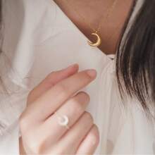 Colar com pingente de lua grande em aço inoxidável dourado, 1 peça, adequado para viagens, encontros, festas, joias de verão, joias ocidentais, joias de praia, baile, praia, verão, joias, acessórios