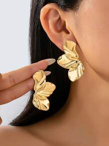1 par de pendientes asimétricos de metal con flores y acabado liso plisado para mujeres