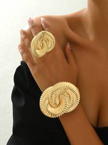 2pcs/Set Fashionable Unique European & American Style 8 Shape Metal Gold Asymmetrical Geometric Ring And Bracelet Set