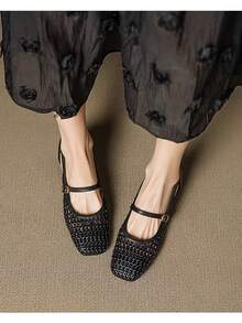 2025 Nuovi Scarpe Mary Jane stile francese vintage con punta quadrata, intrecciate e traforate, con cinturino e tacco medio, scarpe flat stile cinese con cinturino per donne