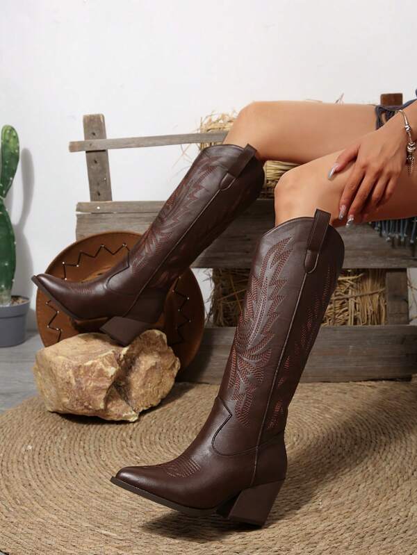 Botas vaqueras de mujer bordadas al estilo vintage para el verano 2025. Nuevas botas de montar con tacón ancho, de color marrón, altas y adelgazantes