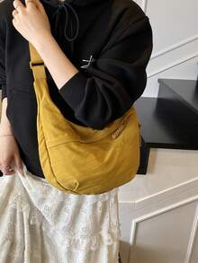 Chiếc túi đeo vai chống thấm nước màu vàng thời trang này được làm từ nylon, có thiết kế tối giản và giản dị theo phong cách sinh viên, với quai đeo rộng, nhiều khóa kéo, phù hợp cho sinh viên, đi mua sắm, sử dụng hàng ngày và cũng là một chiếc túi đeo vai tuyệt vời dành cho học sinh. - Màu vàng - Xem 3