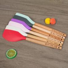 1 Stück personalisierter geschnitzter Holz-Silikon Backschaber mit individuell anpassbarem Text, Küchenutensilie Kuchen Spatel, Sahne Rührspatee Schaber, perfekte Wahl für Paare, Vatertag, Geburtstage, Jahrestage
