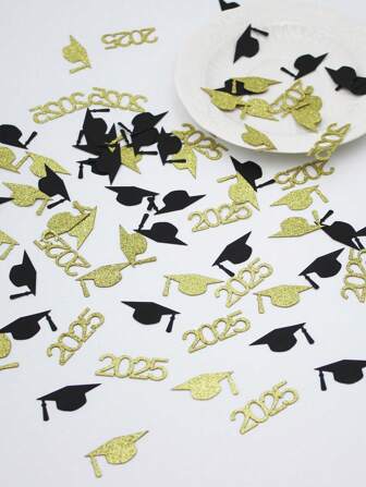 100 stuks zwarte en gouden confetti met doctoraalhoedjes van de klas van 2025, veelkleurige papiersnippers voor afstudeerthemafeesttafeldecoratie
