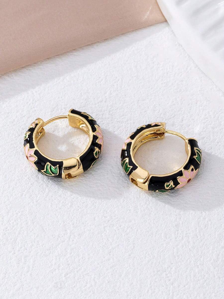 一对复古印花圈形耳环，经典釉面花卉图案耳环，适合女性日常佩戴，也是送给朋友的礼物。