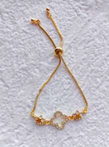 Un bracelet simple et pour femmes avec trèfle à quatre feuilles et fleur ornée de diamants, réglable