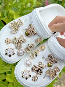 Set de 16 piezas Nuevo color dorado Decoraciones con diseño desmontable de oso de amor y lazo adecuado para sandalias de playa, zapatos de jardín, zuecos huecos, clips de moda para zapatos, aplicable para todas las temporadas, un gran regalo para vacaciones